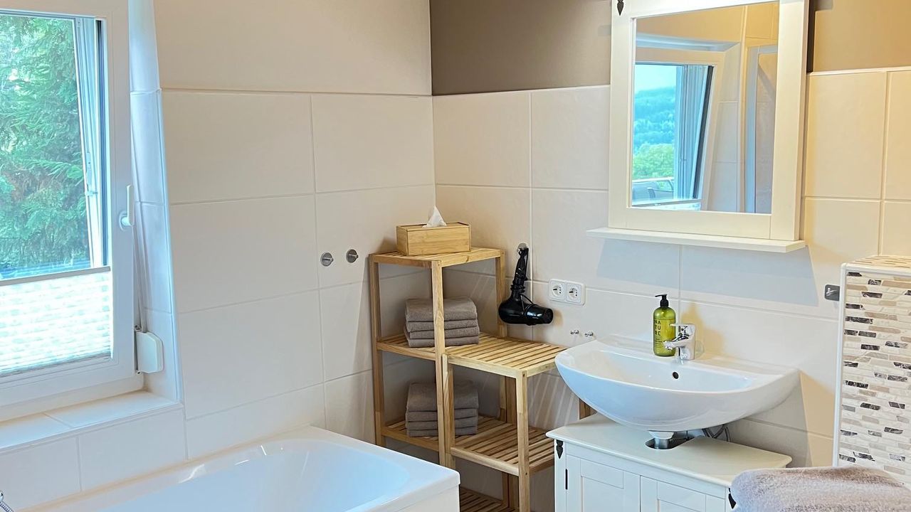 Bad mit Dusche/WC & Badewanne Bad mit Dusche/WC & Badewanne
